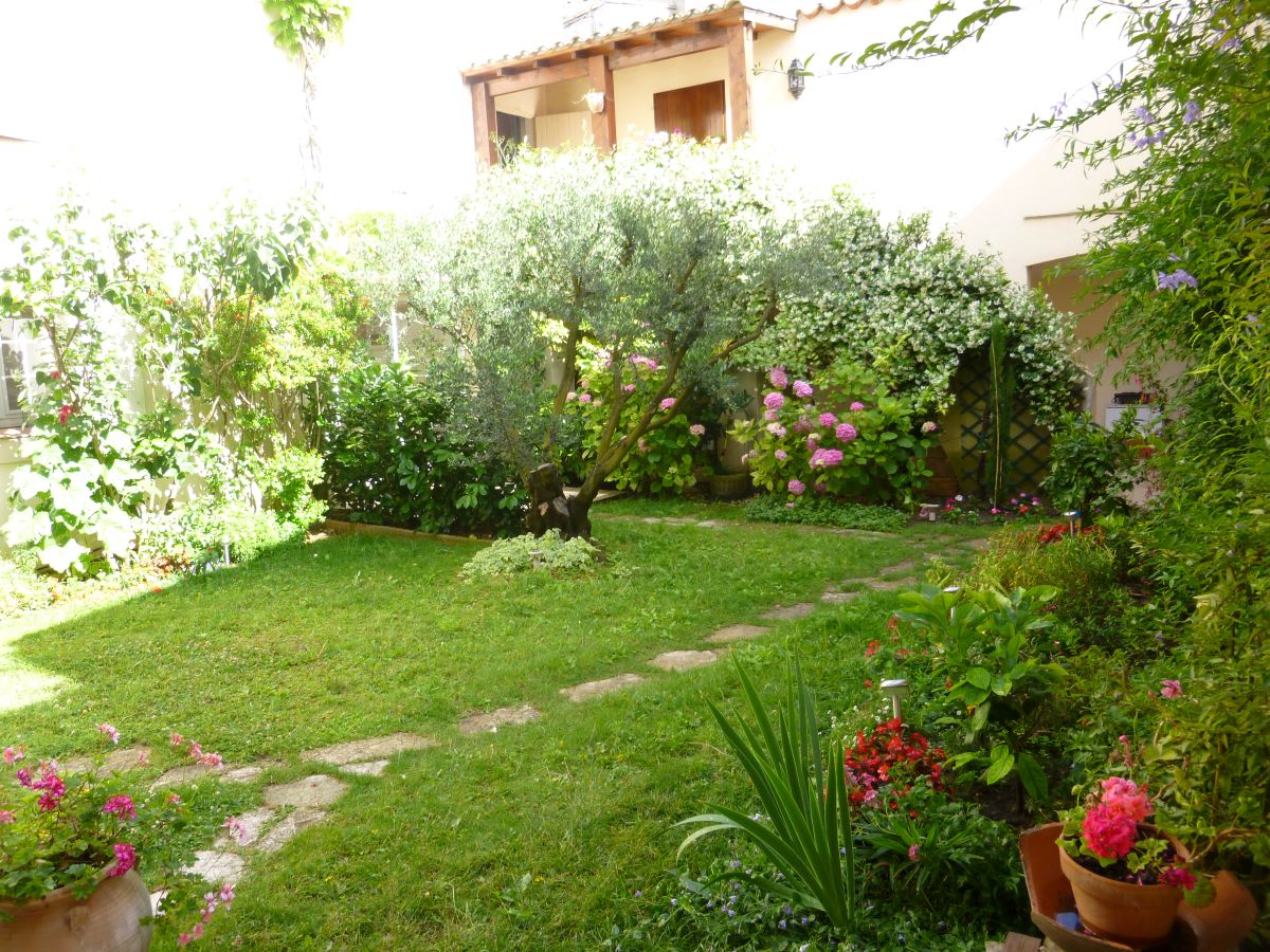 1 -le jardin devant l'appartement