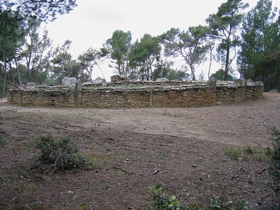1024px-Allée_couverte_de_Saint-Eugène_à_Laure-Minervois_(Aude)_plan_large