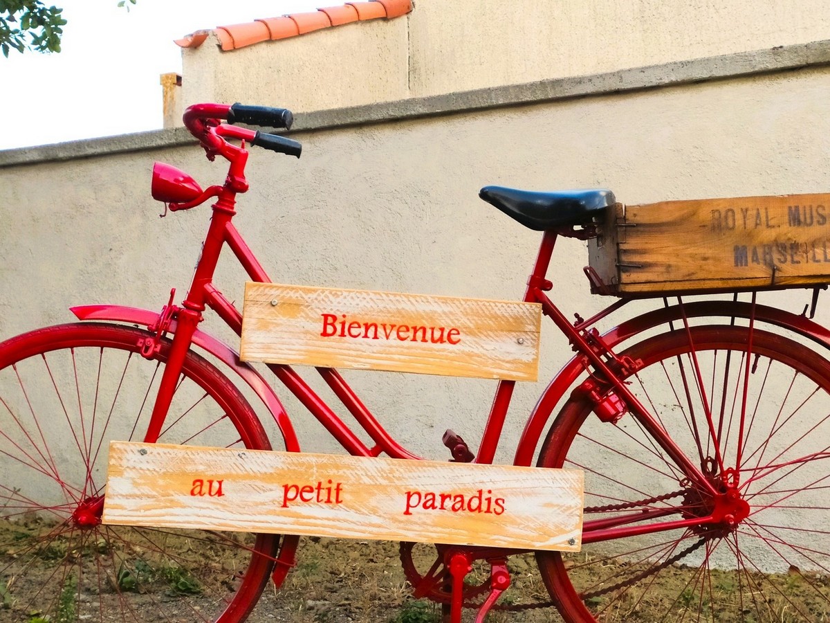 AU PETIT PARADIS